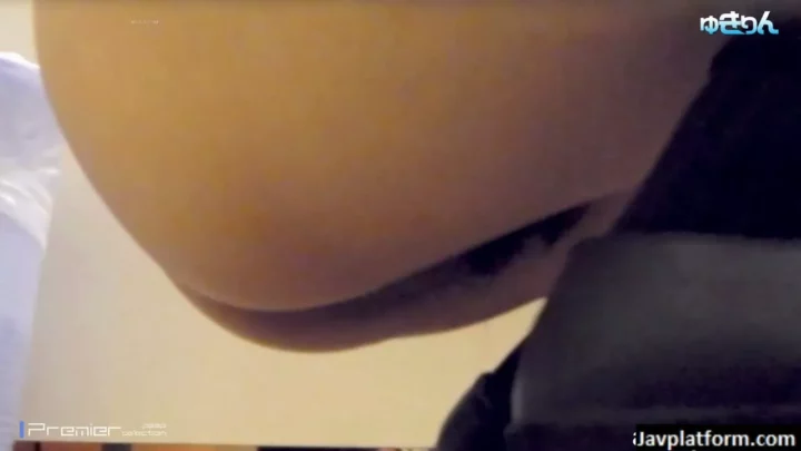 美女の潮吹きが止まらない！超噴射でベッドが洪水に のスクリーンショット 2
