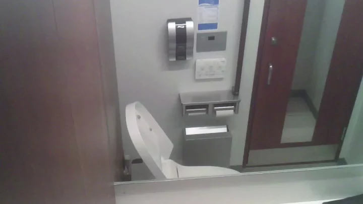 有名ファッションビルで盗撮！トイレの密室で隠し撮り のスクリーンショット 3