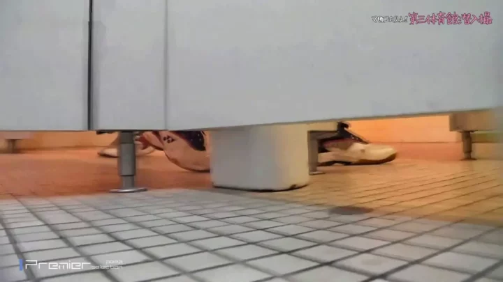 【隠し撮り】トイレで狙われた美女、まさかの瞬間に！ のスクリーンショット 3