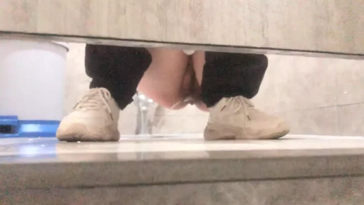 激震！衝撃の中国トイレ盗撮映像 のスクリーンショット 3