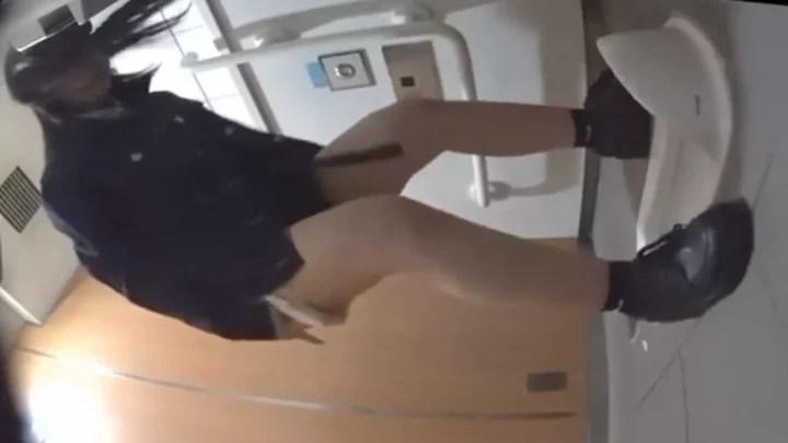 欲望渦巻く密室…盗撮カメラが捉えた女子トイレの真実 のスクリーンショット 7
