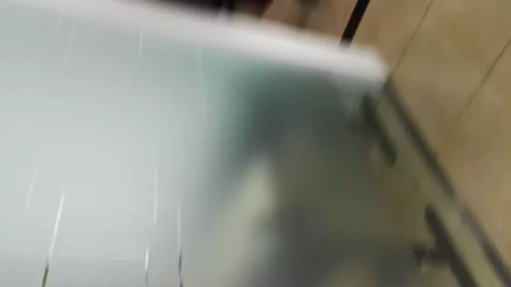 大胆不敵！公衆トイレで決行された盗撮排泄 のスクリーンショット 3