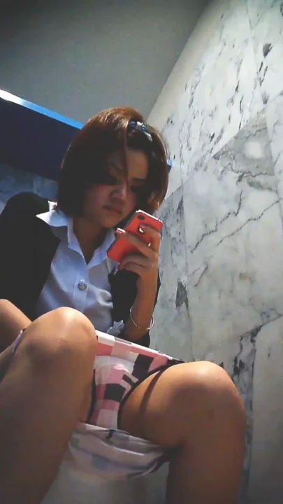 【衝撃】タイの女子学生がトイレで…隠し撮りされた決定的瞬間 のスクリーンショット 3