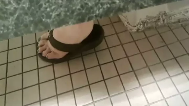 盗撮されたショッピングセンターのトイレで… のスクリーンショット 3