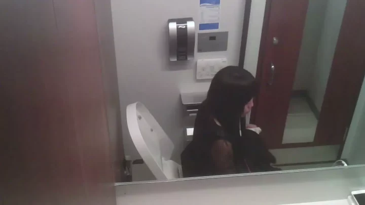 有名ファッションビルで盗撮！トイレの密室で隠し撮り のスクリーンショット 4