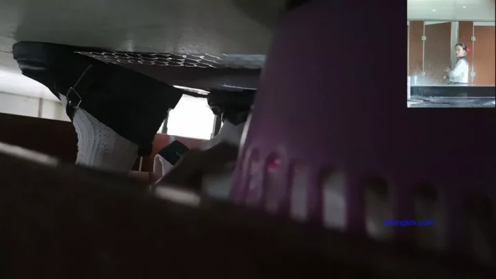 【盗撮】中国の公衆トイレで仕掛けられた隠しカメラの衝撃映像 のスクリーンショット 4