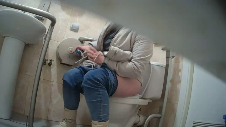 ガソリンスタンドの公衆トイレで危険なイタズラ のスクリーンショット 4