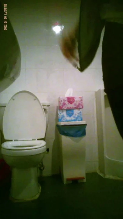 潮風と秘め事…ビーチトイレで大胆隠し撮り！ のスクリーンショット 12