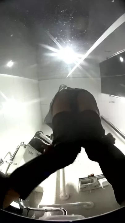 【隠し撮り】駅のトイレで美人OLを盗撮！ のスクリーンショット 4