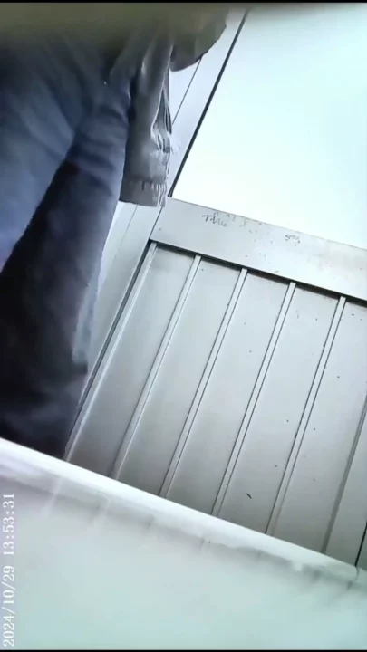 中国の盗撮トイレ！美人局の衝撃映像 のスクリーンショット 4