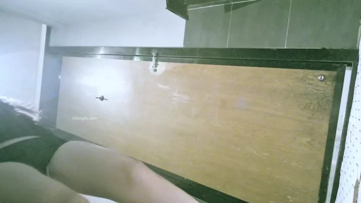 【隠し撮り】トイレで魅せる黒ドレス美女の全貌 のスクリーンショット 4