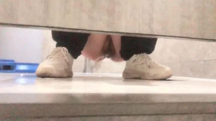 激震！衝撃の中国トイレ盗撮映像 のスクリーンショット 4