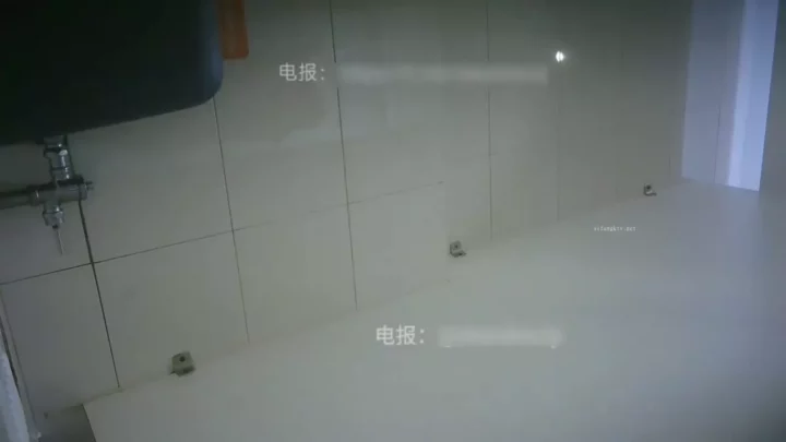 中国の公衆トイレで盗撮！ハメ撮りされる美尻 のスクリーンショット 4