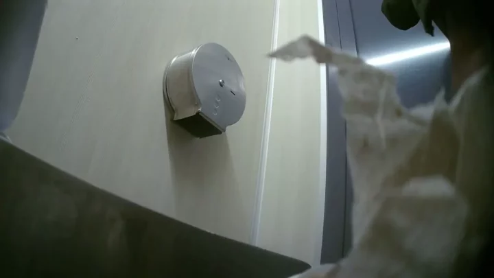 盗撮された女子トイレの秘密！ショッピングセンターの隠しカメラ のスクリーンショット 4