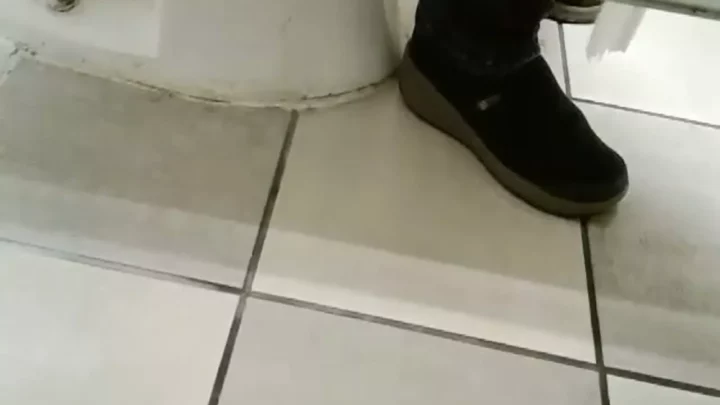 盗撮されたショッピングセンターのトイレで… のスクリーンショット 4