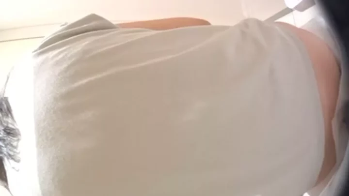 トイレ盗撮：女子アナ級美女の決定的瞬間 のスクリーンショット 4