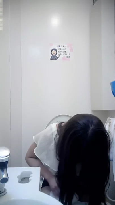 コンビニトイレで盗撮！美女の無防備な姿を密着撮影 のスクリーンショット 1