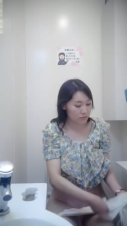 コンビニトイレで盗撮！美女の無防備な姿を密着撮影 のスクリーンショット 5