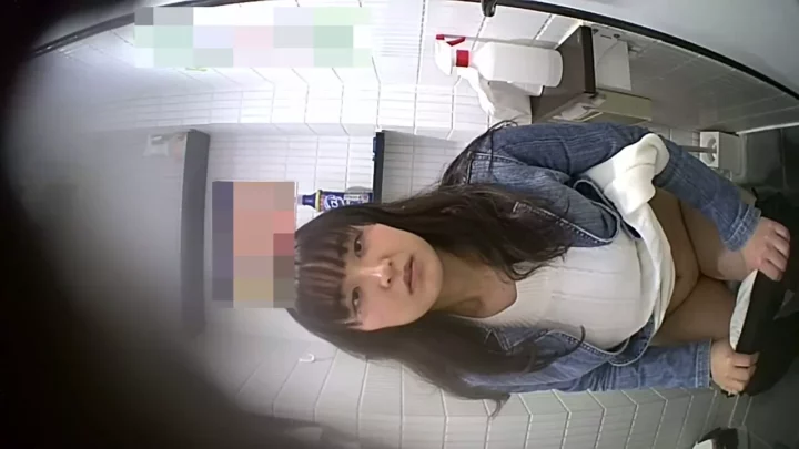 トイレ隠し撮り7連発！見えちゃってるハプニング のスクリーンショット 5