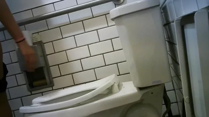 トイレで魅せるプリケツ！悩殺ヒップ連発 のスクリーンショット 1