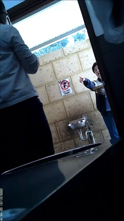 【隠し撮り】ドイツのトイレで繰り広げられる秘密の欲望 のスクリーンショット 1
