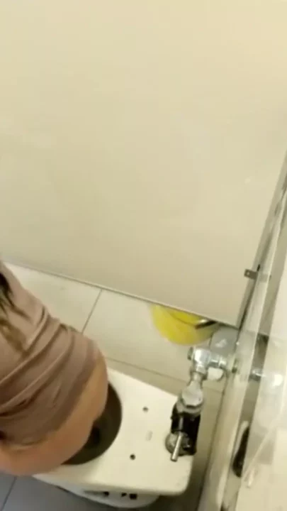 【隠し撮り】ドイツのトイレで繰り広げられる秘密の欲望 のスクリーンショット 13