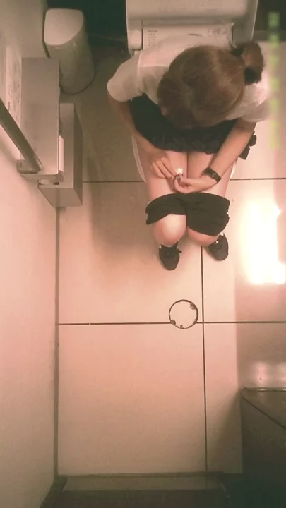 御堂筋線トイレで女子高生がまさかの痴漢遭遇！ のスクリーンショット 9