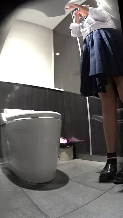 衝撃！女子トイレで秘密の鼻ほじり…！ のスクリーンショット 1