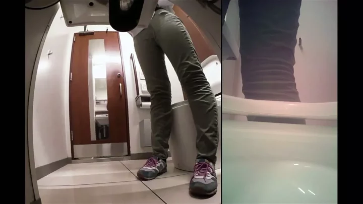百貨店で禁断の悦び…トイレの香りに酔いしれる美女 のスクリーンショット 1