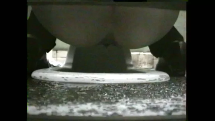 男女共同トイレを覗き見！懐かしの監視カメラ映像 のスクリーンショット 1