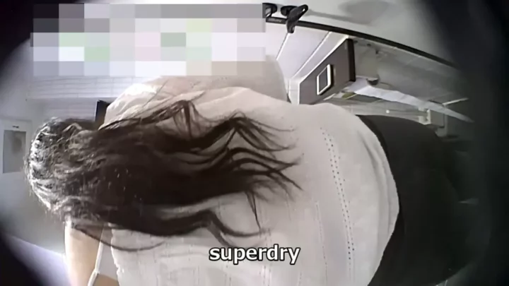 男女共同トイレを覗き見！懐かしの監視カメラ映像 のスクリーンショット 5
