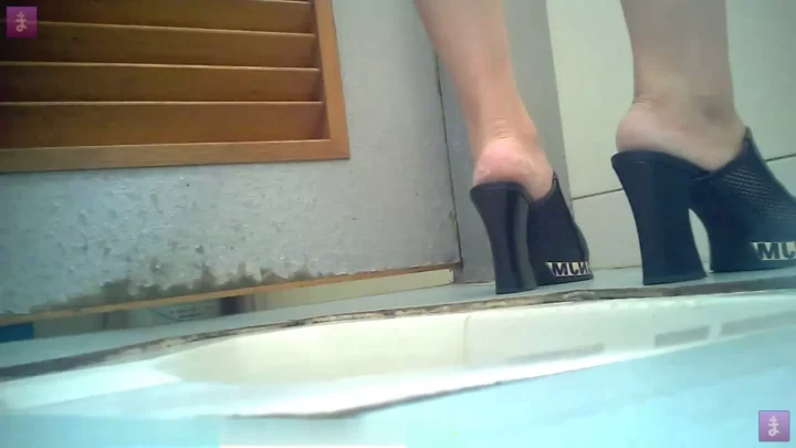 女子トイレ盗撮！若さ弾ける秘密の瞬間を独占 のスクリーンショット 1
