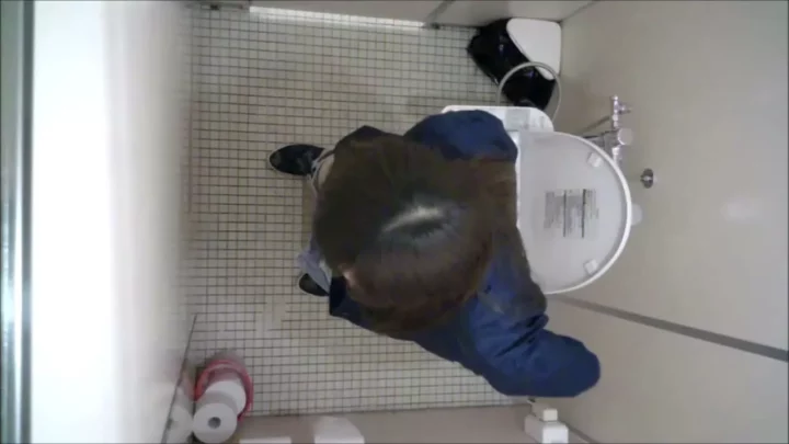 女子トイレ盗撮！若さ弾ける秘密の瞬間を独占 のスクリーンショット 5