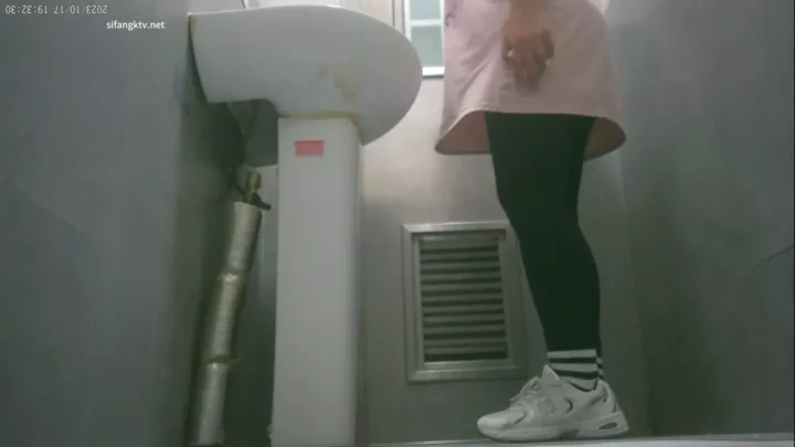 中国の公衆トイレで盗撮！美女の決定的瞬間 のスクリーンショット 1