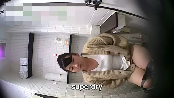 大胆な正面アングル！トイレで魅せる無防備なヒップライン のスクリーンショット 5