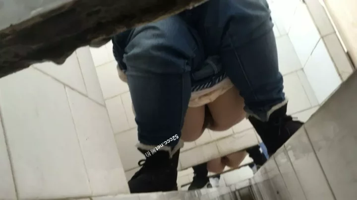 中国人留学生のトイレ盗撮：密室で魅せる禁断の姿 のスクリーンショット 1