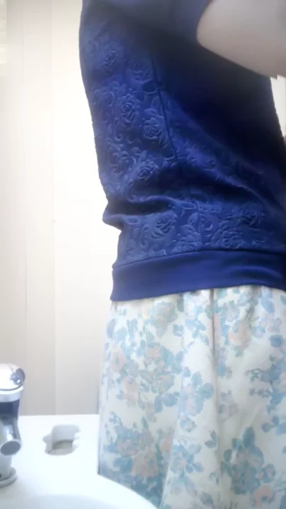コンビニトイレで盗撮！美女の無防備な姿を密着撮影 のスクリーンショット 2