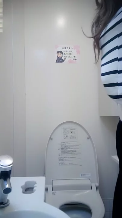 コンビニトイレで盗撮！美女の無防備な姿を密着撮影 のスクリーンショット 6