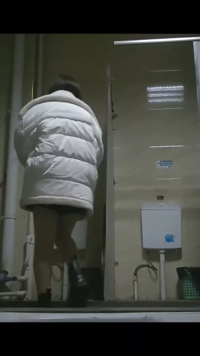 大学の女子トイレで大胆露出！扉なし個室の秘密 のスクリーンショット 2