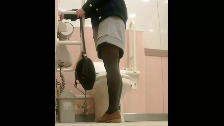 トイレ隠し撮り7連発！見えちゃってるハプニング のスクリーンショット 2