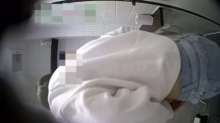 トイレ隠し撮り7連発！見えちゃってるハプニング のスクリーンショット 6