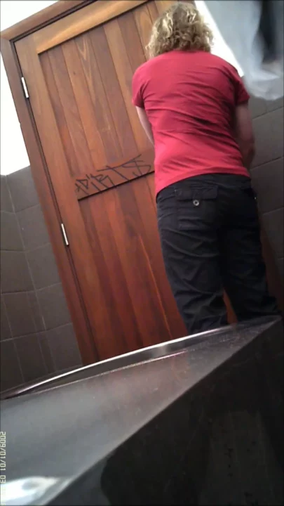 【隠し撮り】ドイツのトイレで繰り広げられる秘密の欲望 のスクリーンショット 2