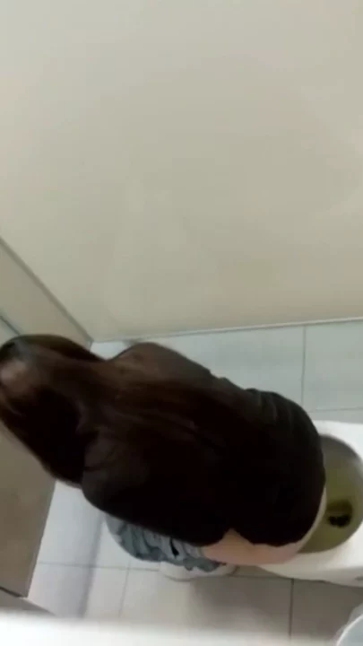 【隠し撮り】ドイツのトイレで繰り広げられる秘密の欲望 のスクリーンショット 10