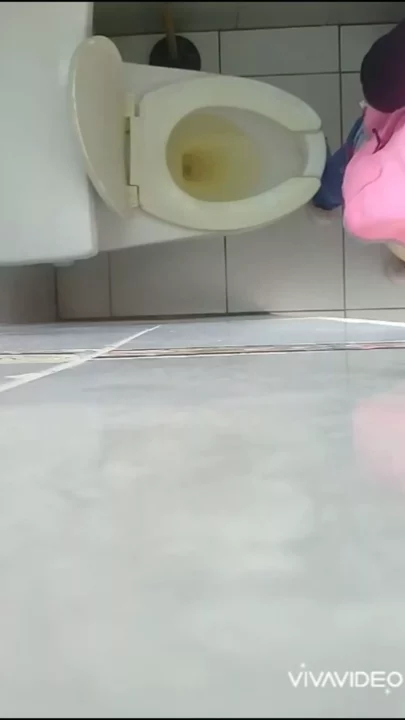 【隠し撮り】ドイツのトイレで繰り広げられる秘密の欲望 のスクリーンショット 18