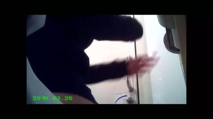 コンビニ店員さんの秘密！盗撮カメラが捉えたトイレでの一幕 のスクリーンショット 6