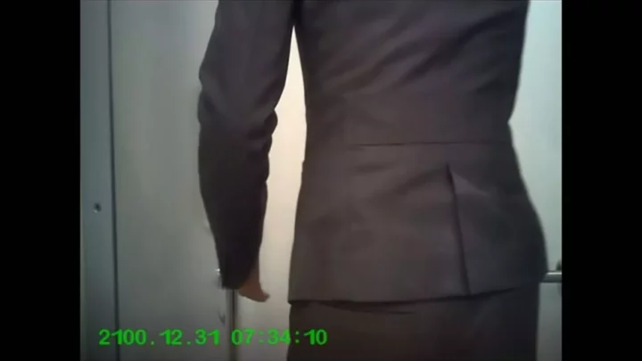 コンビニ店員さんの秘密！盗撮カメラが捉えたトイレでの一幕 のスクリーンショット 10