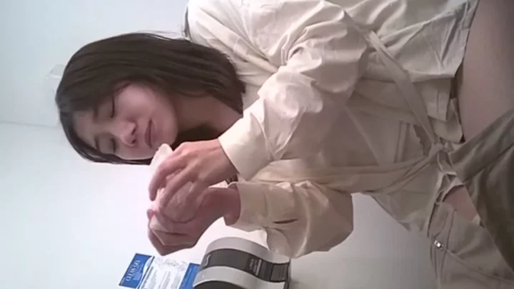 【無修正】美女の洋式トイレ盗撮！決定的瞬間 のスクリーンショット 6
