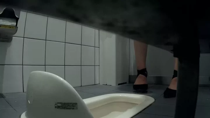 【隠し撮り】複数コンビニで盗撮！トイレで用を足す美女たち のスクリーンショット 2