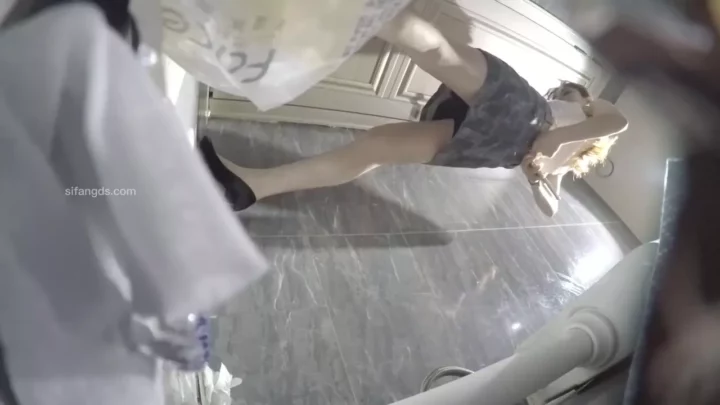 【衝撃】中国トイレ盗撮！まさかの瞬間を激写 のスクリーンショット 2