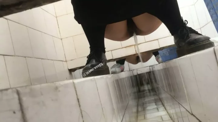 中国人留学生のトイレ盗撮：密室で魅せる禁断の姿 のスクリーンショット 2